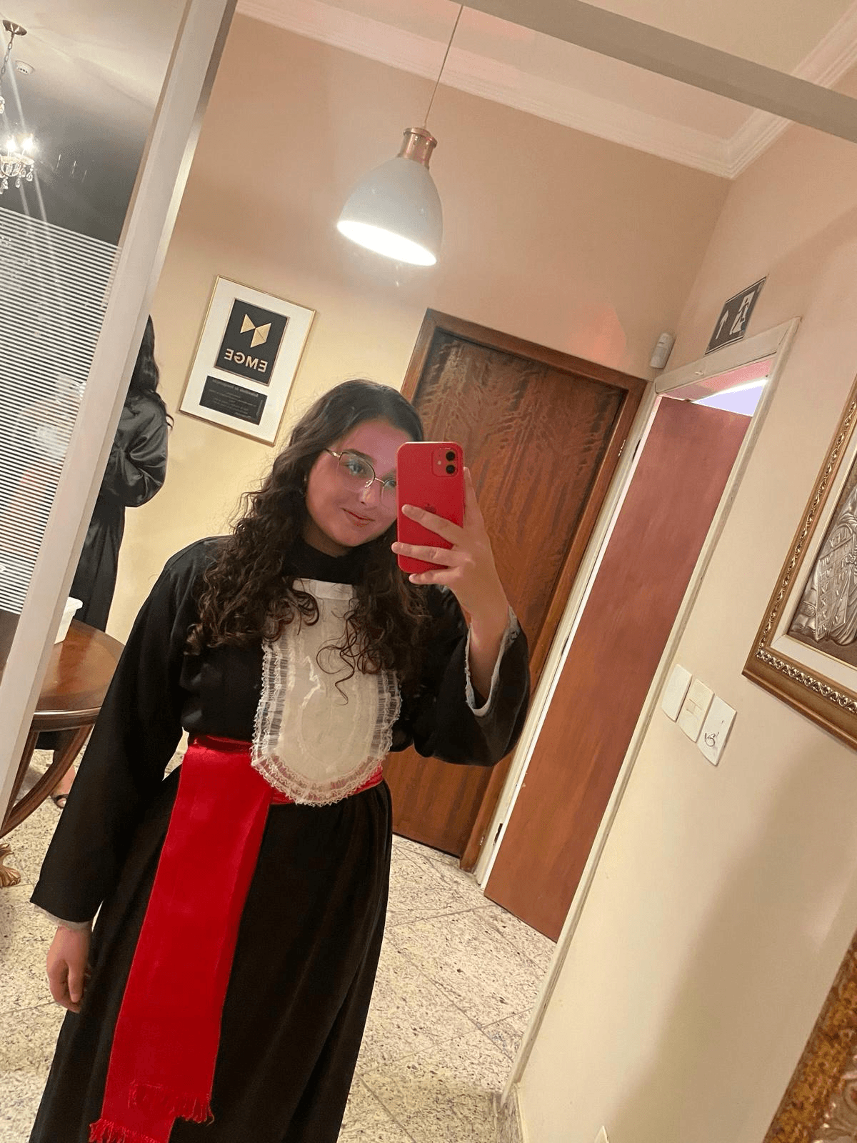 Ágatha Rochael em traje acadêmico